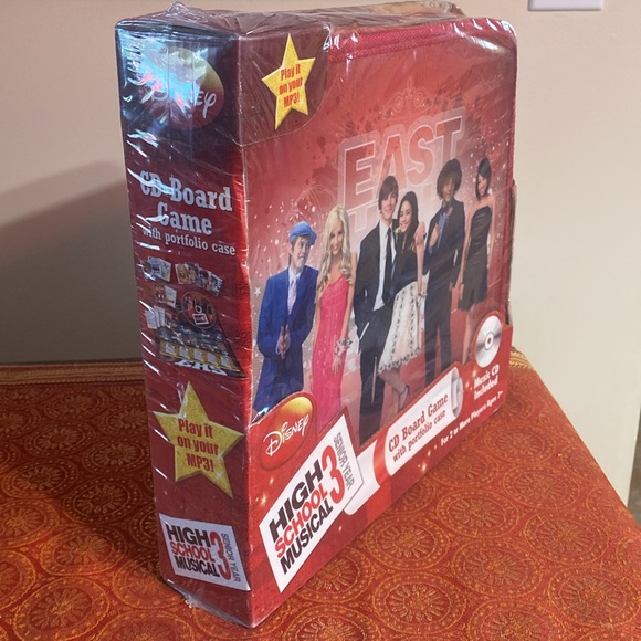 High School Musical 3 Senior Year CD Board Game with portfolio case. SEALED - Picture 2 of 7
